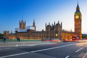 Fotobehang Het landschap van Londen bij de brug van Westminster met Big Ben en vage rode bus, het UK © Patryk Kosmider