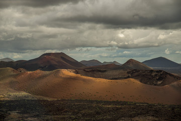 Paesaggio desertico di sabbia vulcanica nel Parco Nazionale di Timanfaya in Lanzarote - Canarie