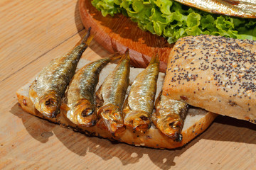 Sprotten, geräuchert, Salat, Körnerbrötchen