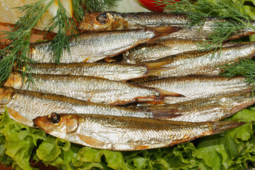 Sprotten, geräuchert, Salat, Zitronen, Zwiebeln, Tomaten