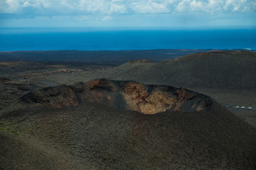 Paesaggio desertico di sabbia vulcanica nel Parco Nazionale di Timanfaya in Lanzarote - Canarie