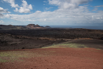 Paesaggio desertico di sabbia vulcanica nel Parco Nazionale di Timanfaya in Lanzarote - Canarie