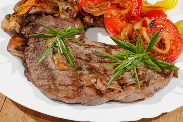 Gegrilltes Rindersteak,Champignons, Paprika, Tomaten