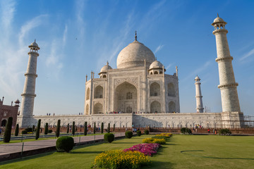 Taj Mahal - A white marble mausoleum built on the banks of the Yamuna river by Mughal king Shahjahan bears the heritage of Indian Mughal architecture.