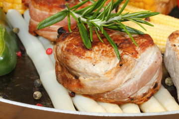 Gegrillte Schweinemedaillons, Spargel, Paprika, Tomaten
