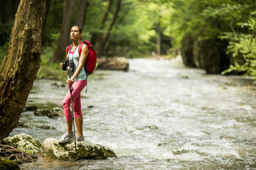 Obraz premium Young woman hiking by the river