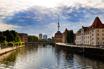 Die Spree mit dem Berliner Fernsehturm im Sommer © Frank