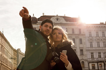 touristen orientieren sich in einer fremden stadt