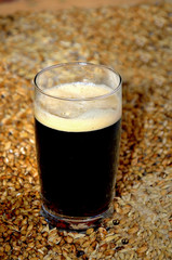 un vaso de cerveza negra, con espuma