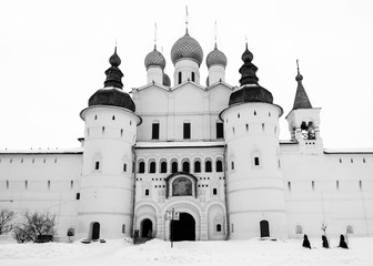 Fototapeta na wymiar The Gate Church of the Resurrection and the Holy Gates in Rostov Kremlin in winter, Russia
