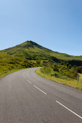 route déserte au pied d'un volcan en Auvergne