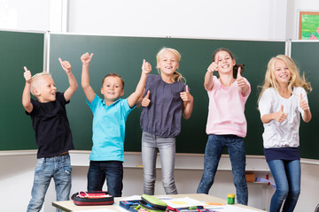 Obraz premium Gruppe fröhlicher Kinder