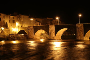 Fototapeta na wymiar Ville de Limoux et rivière Aude de nuit , Occitanie dans le sud de la France
