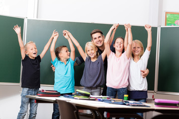 Gruppe fröhlicher Kinder mit Lehrer