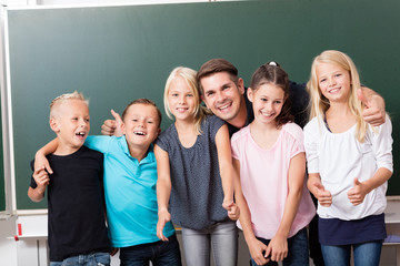 Gruppe fr&ouml;hlicher Kinder mit Lehrer