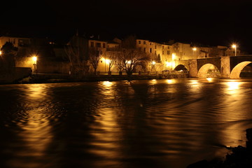 Fototapeta premium Ville de Limoux et rivière Aude de nuit , Occitanie dans le sud de la France
