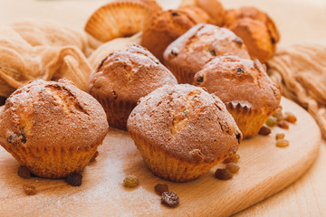 Muffins with raisins and powdered sugar