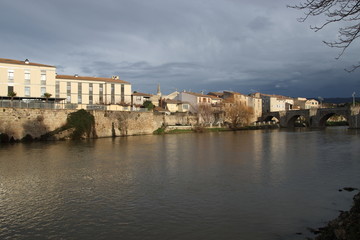 Fototapeta premium Ville de Limoux et rivière Aude , Occitanie dans le sud de la France