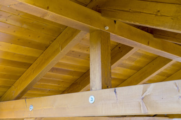 Holzdach / Holzdach aus Balken und Brettern