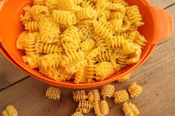 Nudelsieb auf Holzbrett