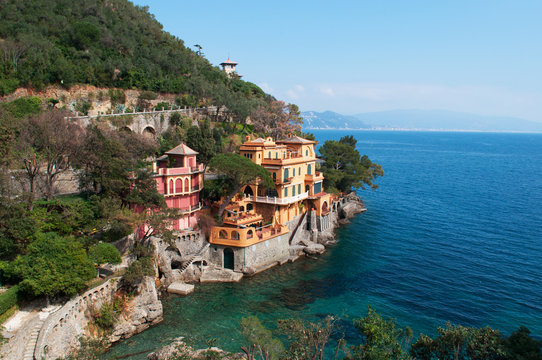 Italia, 16/03/2017: le case e il paesaggio liguri visti dal percorso pedonale sulla scogliera che porta da Paraggi a Portofino