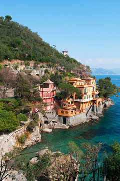 Italia, 16/03/2017: le case e il paesaggio liguri visti dal percorso pedonale sulla scogliera che porta da Paraggi a Portofino