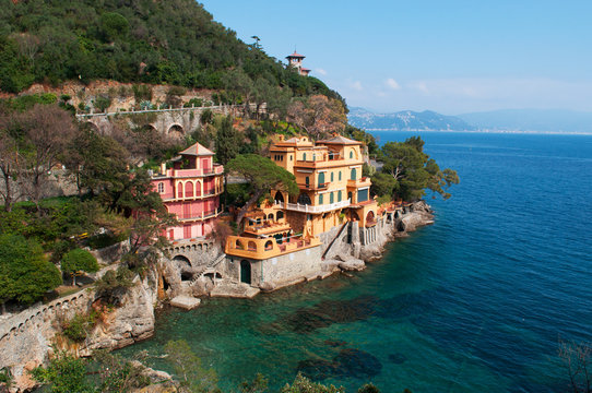 Italia, 16/03/2017: le case e il paesaggio liguri visti dal percorso pedonale sulla scogliera che porta da Paraggi a Portofino