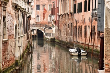 Fototapeta na wymiar Venezia tipico ponte con canale