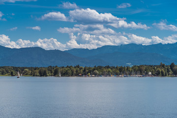 Obraz premium Blick vom Starnberger See auf das Alpenpanorama