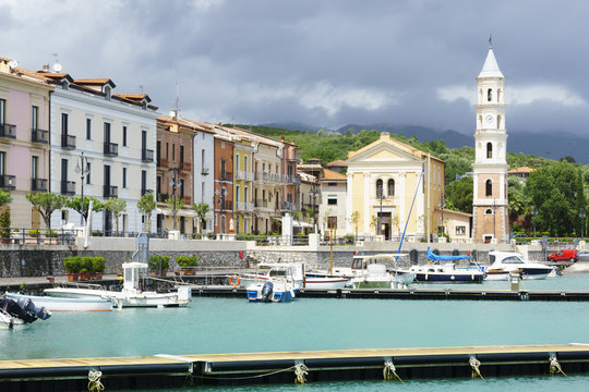 Hafen von Scario mit Hafenpromenade