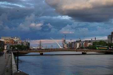 Fototapeta premium Brücken am Fluss in Dublin, Irland