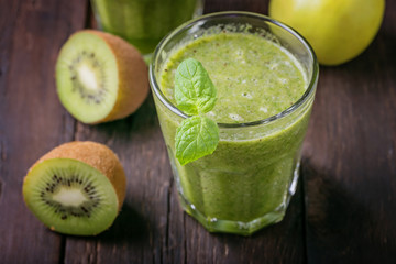 Fototapeta na wymiar Green smoothies with kiwi fruit 