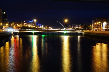 Fototapeta na wymiar Nachts am Fluss in Dublin, Irland