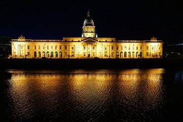 Fototapeta na wymiar Parlament in Dublin, Irland bei Nacht