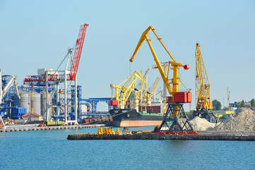 Bulk cargo ship under port crane