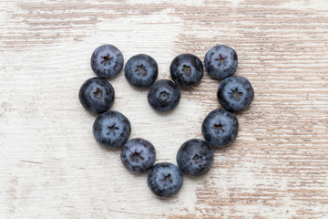 Herz aus Heidelbeeren auf Holzuntergrund