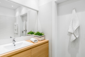 Bathroom with structural tiles