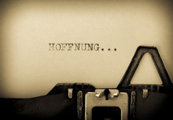 Hoffnung - geschrieben auf einer alten Schreibmaschine - sepia