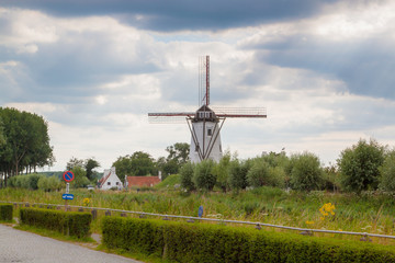 Historische Windmühle in Belgien in der Nähe von Brügge