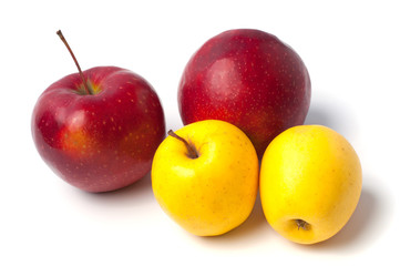 Fototapeta na wymiar Apples isolated on white background