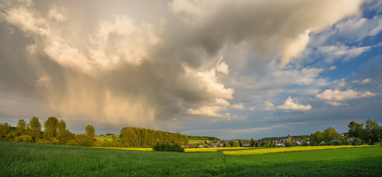 Panorama spektakulär mit riesen Wolke, Regen und Sonnenlicht © photobars