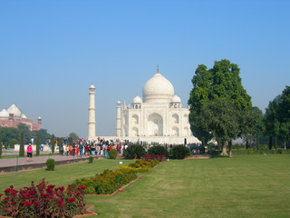 Obraz premium Side view of the Taj Mahal mausoleum in Agra, India, with the dome and the minaret towers from the surrounding landscaped park.