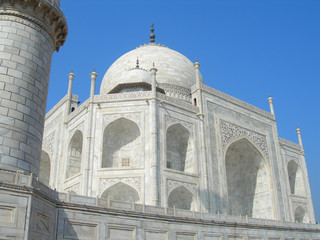 Obraz premium Close perspective angle of the Taj Mahal mausoleum in Agra, India, with the main building dome and the entry portal