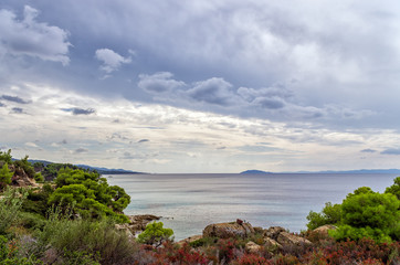 Obraz premium Gorgeous scenery by the sea under a cloudy sky in Sithonia, Chalkidiki, Greece 