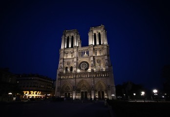 Fototapeta na wymiar Notre Dame by Night
