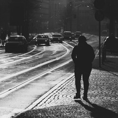 Straßenbahngleise im Winter mit Menschen in Erfurt, schwarzweiß