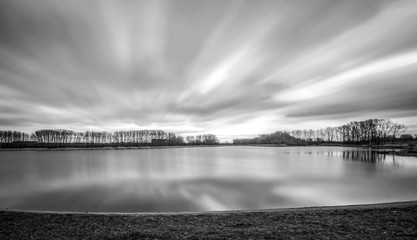 Ziehende Wolken über dem See