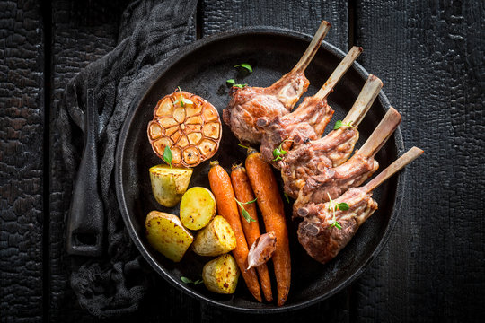 Hot grilled ribs of lamb with thyme and spices