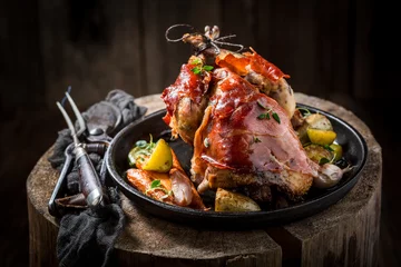 Photo sur Plexiglas Viande Grilled pheasant with bacon and vegetables and spices