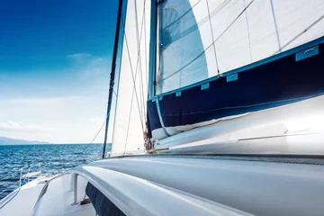 Crédence de cuisine en verre imprimé Naviguer Yacht à voile catamaran naviguant dans la mer. Voilier. Voile.